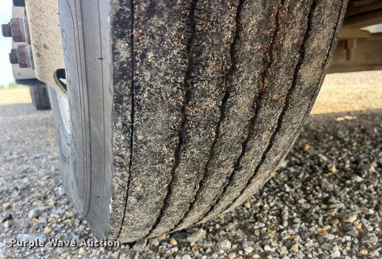 image for item EK8985 2004 Sterling A9500 semi truck