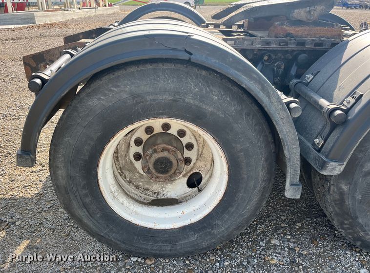 image for item EK8985 2004 Sterling A9500 semi truck