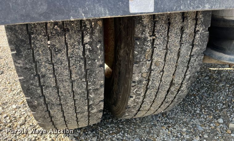 image for item EK8985 2004 Sterling A9500 semi truck