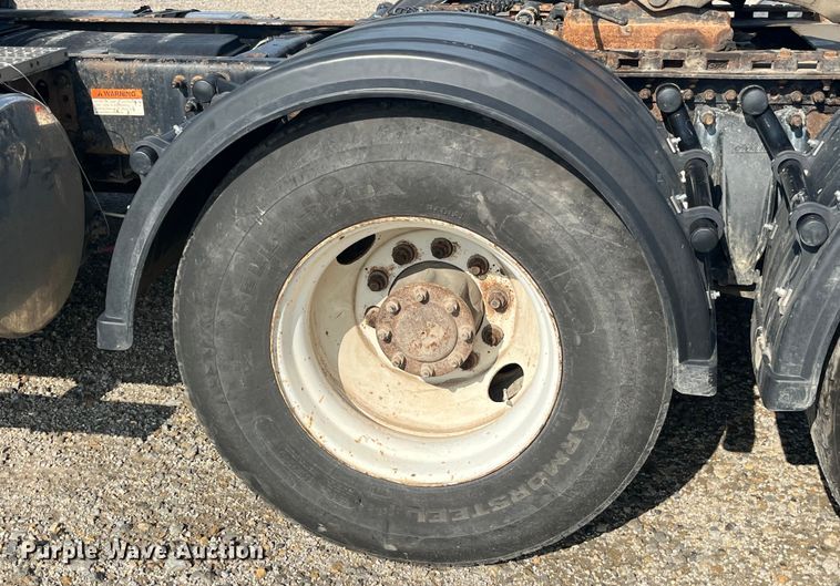 image for item EK8985 2004 Sterling A9500 semi truck