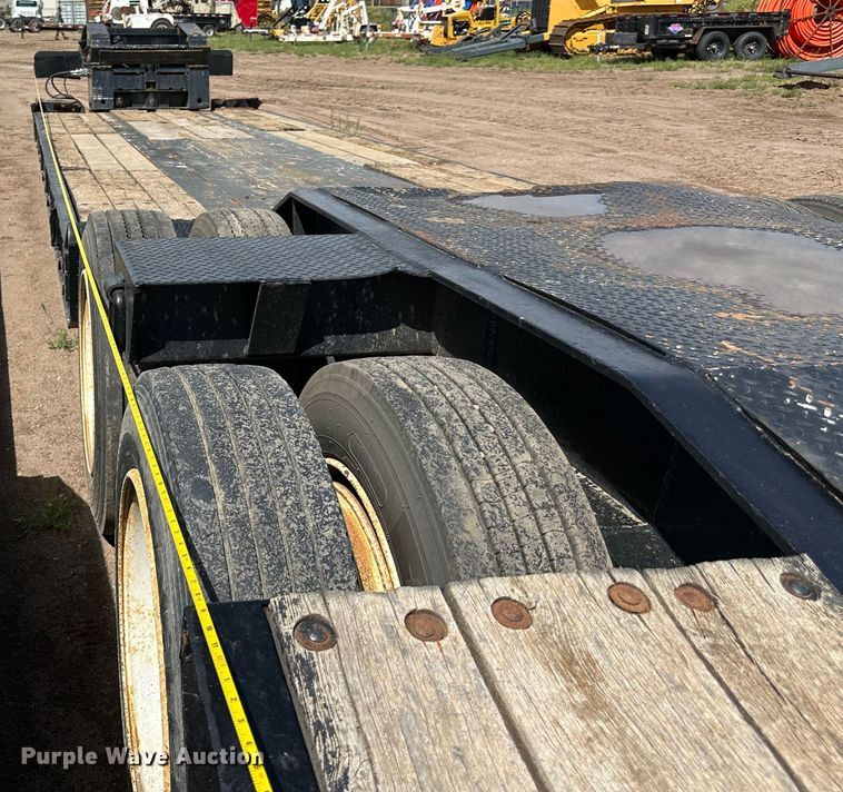 image for item IB9455 1988 Eager Beaver lowboy equipment trailer