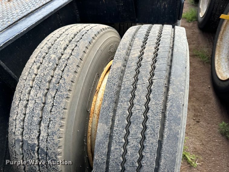 image for item IB9455 1988 Eager Beaver lowboy equipment trailer