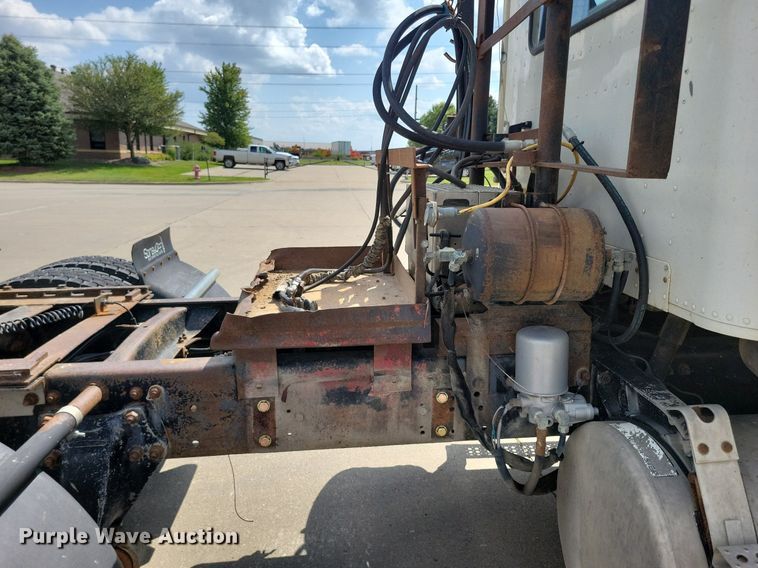 image for item KA9874 1995 Freightliner FLD120 semi truck