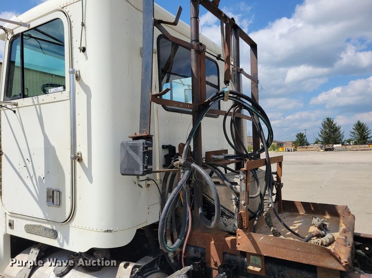 image for item KA9874 1995 Freightliner FLD120 semi truck