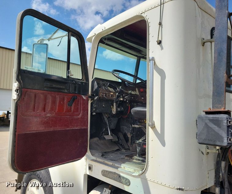 image for item KA9874 1995 Freightliner FLD120 semi truck