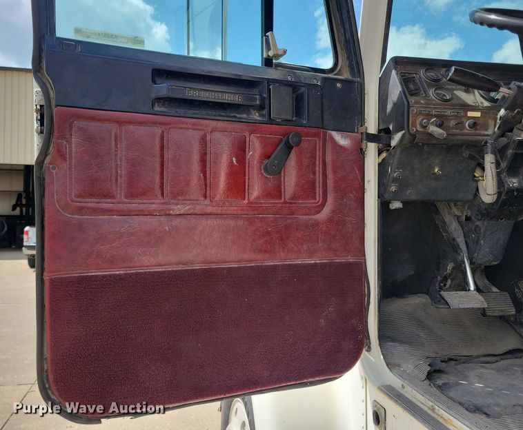 image for item KA9874 1995 Freightliner FLD120 semi truck