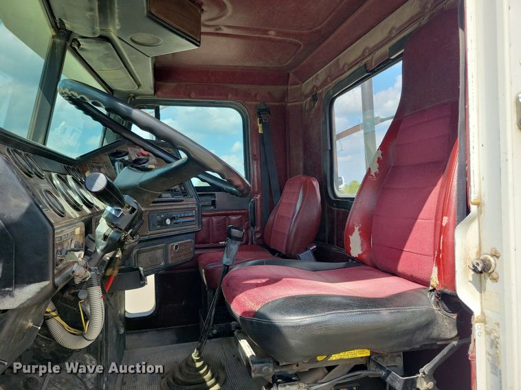 image for item KA9874 1995 Freightliner FLD120 semi truck