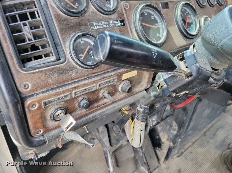 image for item KA9874 1995 Freightliner FLD120 semi truck