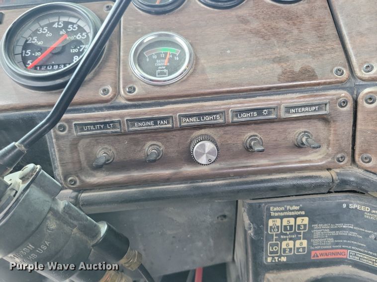 image for item KA9874 1995 Freightliner FLD120 semi truck