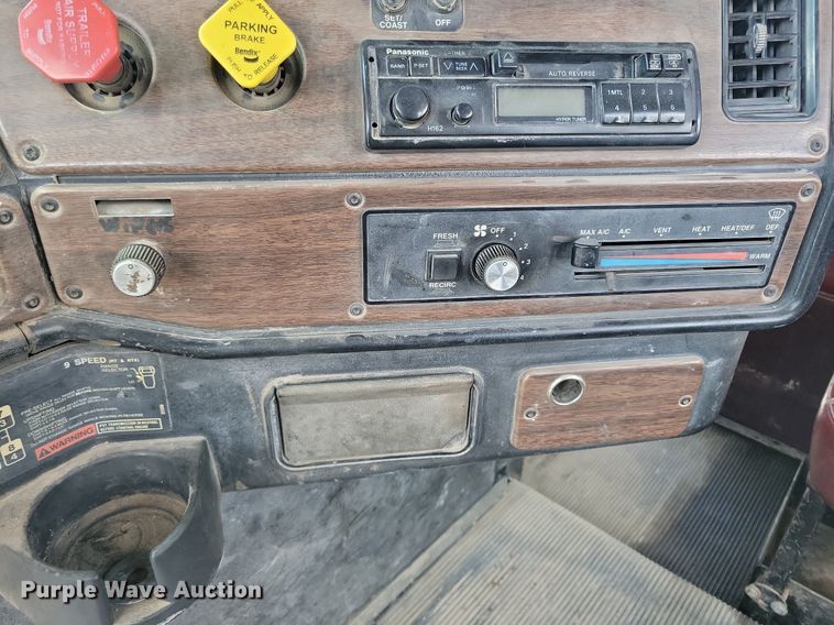 image for item KA9874 1995 Freightliner FLD120 semi truck