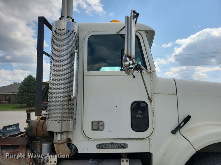 image for item KA9874 1995 Freightliner FLD120 semi truck