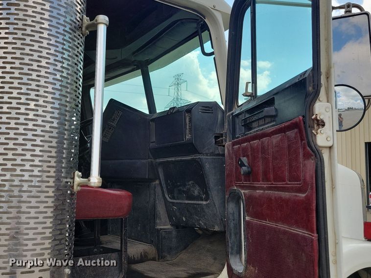 image for item KA9874 1995 Freightliner FLD120 semi truck