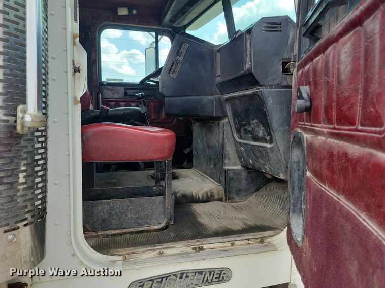 image for item KA9874 1995 Freightliner FLD120 semi truck