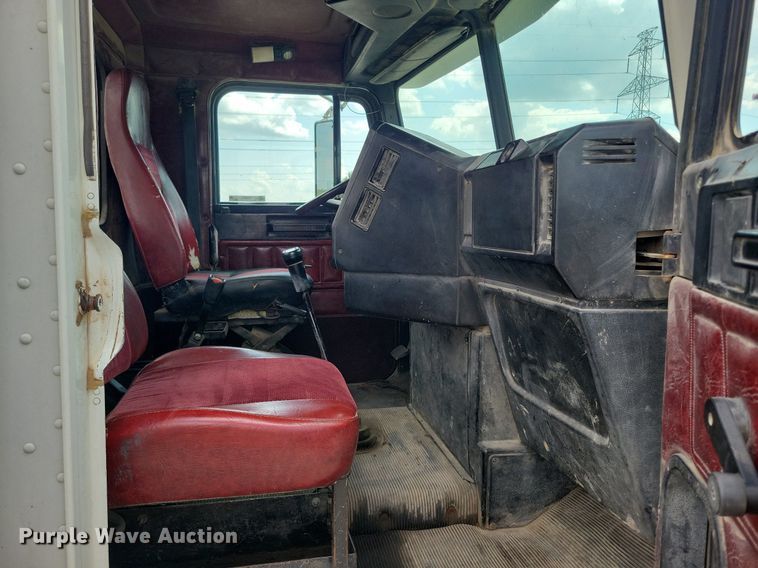 image for item KA9874 1995 Freightliner FLD120 semi truck