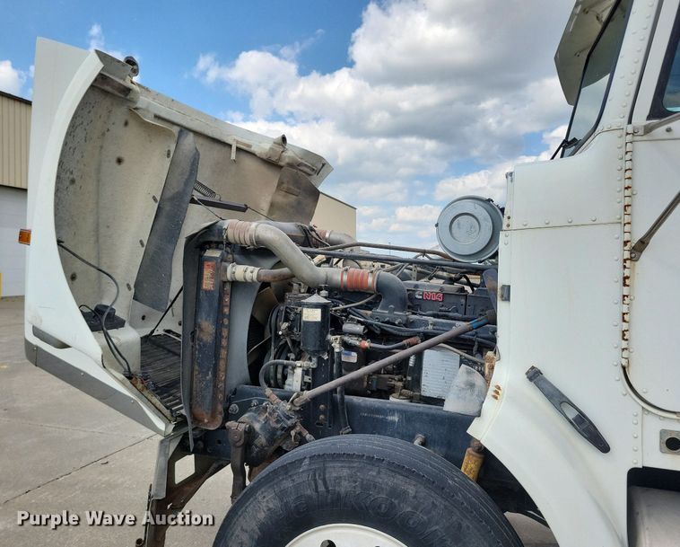 image for item KA9874 1995 Freightliner FLD120 semi truck