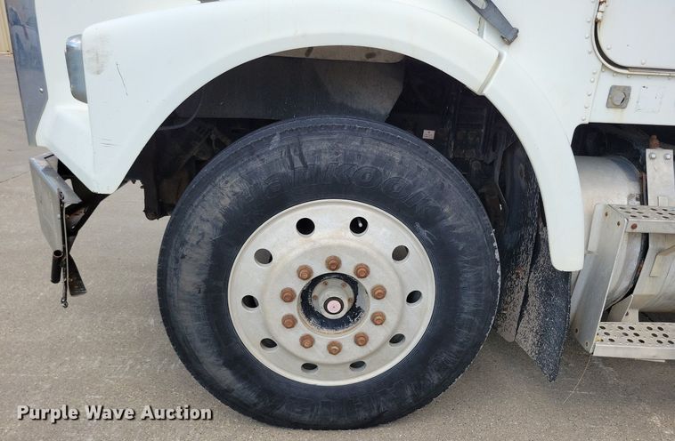 image for item KA9874 1995 Freightliner FLD120 semi truck