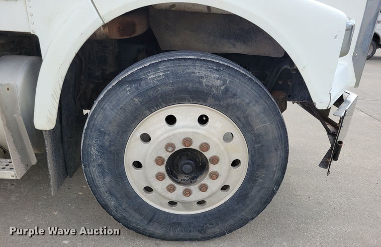 image for item KA9874 1995 Freightliner FLD120 semi truck