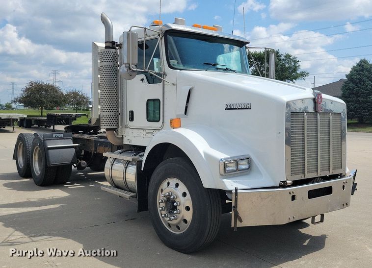 image for item KA9875 2003 Kenworth T800 semi truck