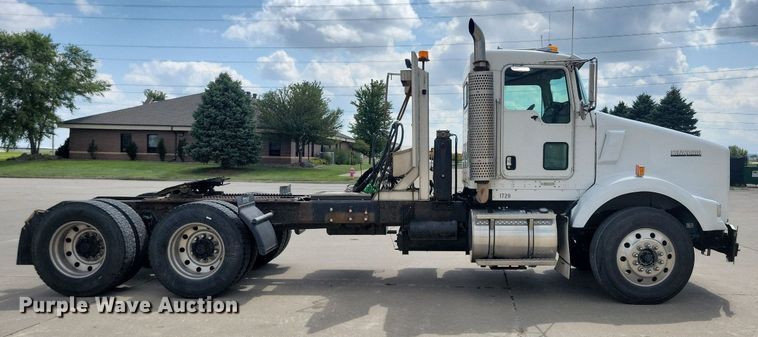 image for item KA9875 2003 Kenworth T800 semi truck