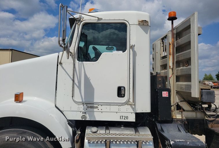 image for item KA9875 2003 Kenworth T800 semi truck
