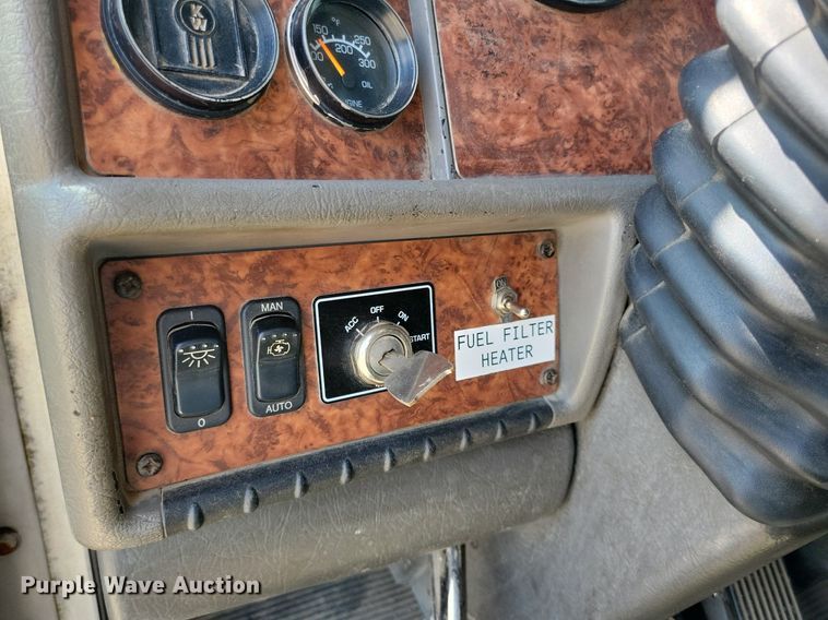 image for item KA9875 2003 Kenworth T800 semi truck