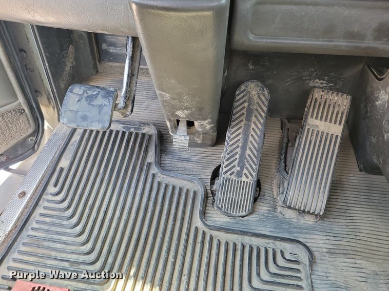 image for item KA9875 2003 Kenworth T800 semi truck