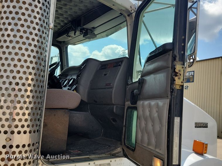 image for item KA9875 2003 Kenworth T800 semi truck