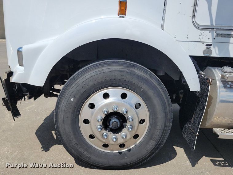 image for item KA9875 2003 Kenworth T800 semi truck