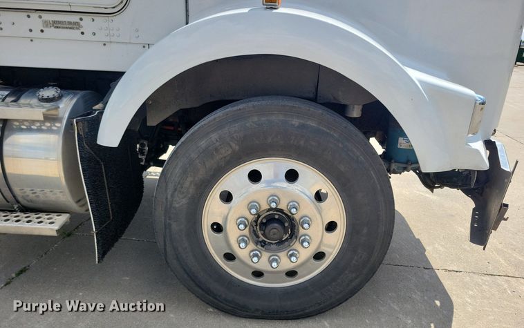image for item KA9875 2003 Kenworth T800 semi truck