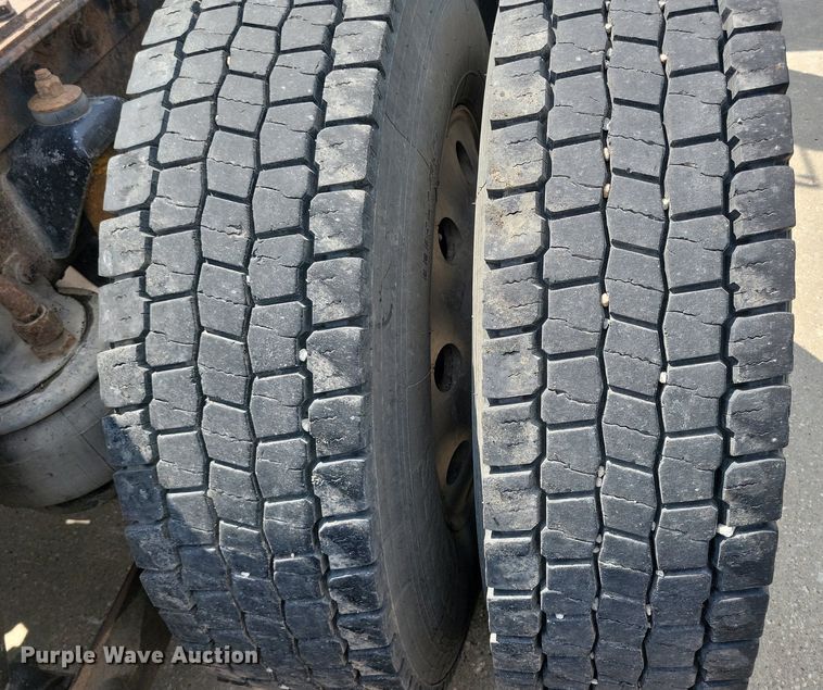 image for item KA9875 2003 Kenworth T800 semi truck