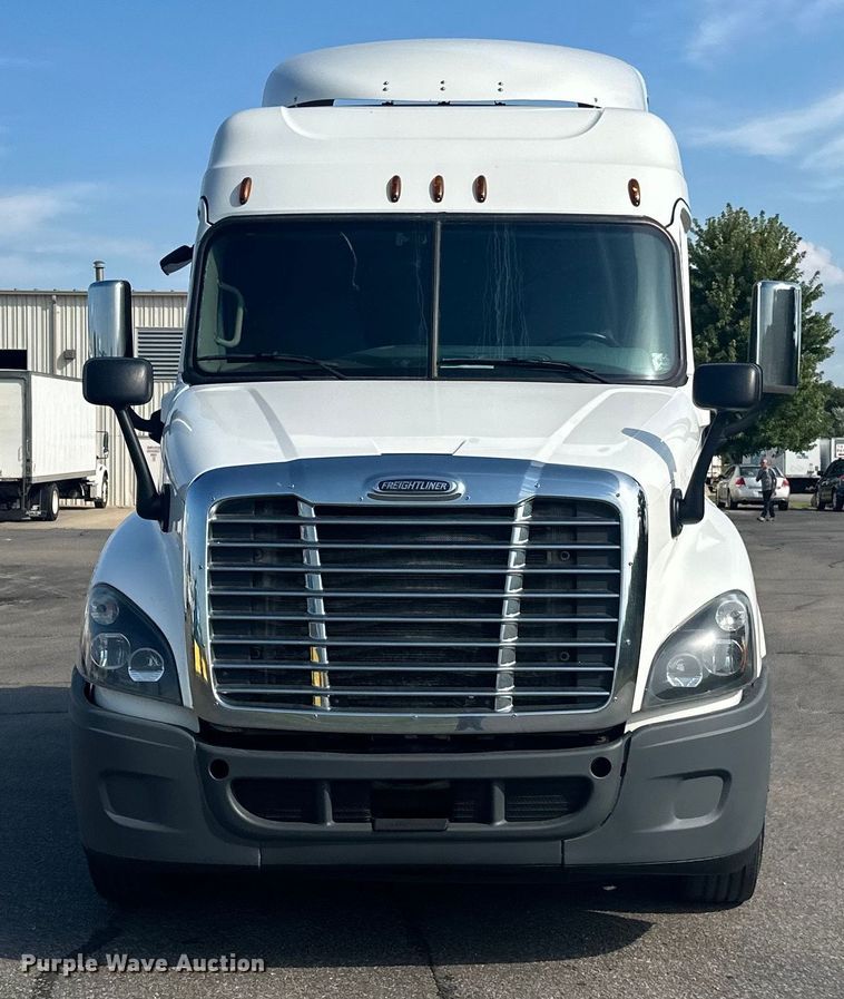 image for item LR9468 2017 Freightliner  Cascadia  semi truck