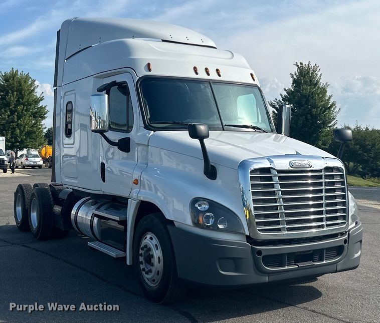 image for item LR9468 2017 Freightliner  Cascadia  semi truck