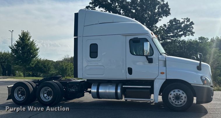 image for item LR9468 2017 Freightliner  Cascadia  semi truck