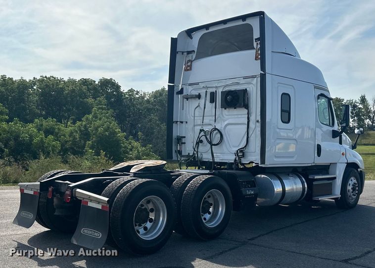 image for item LR9468 2017 Freightliner  Cascadia  semi truck