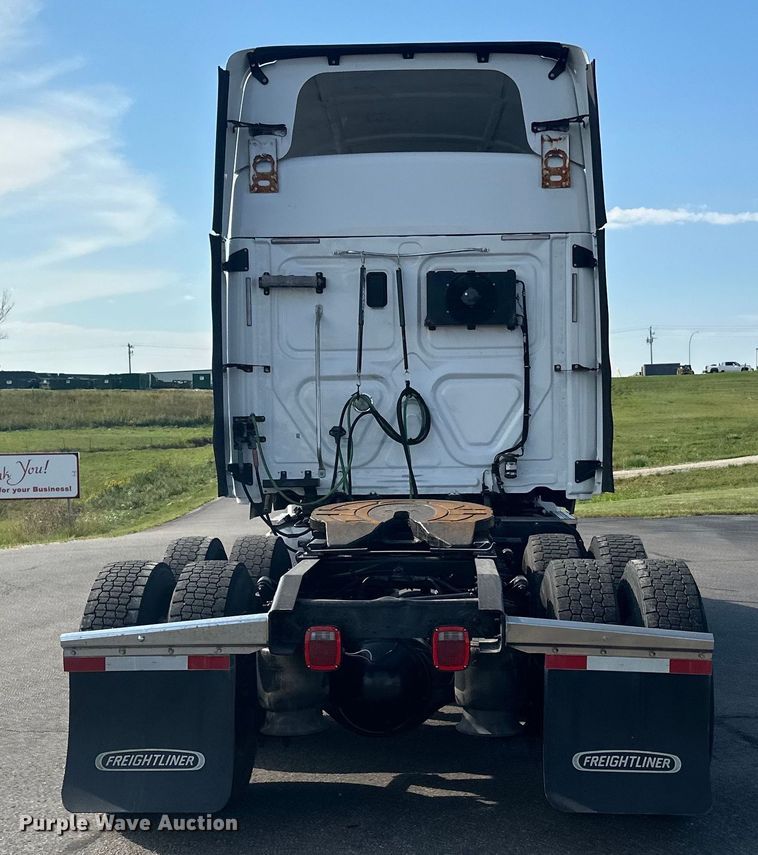 image for item LR9468 2017 Freightliner  Cascadia  semi truck