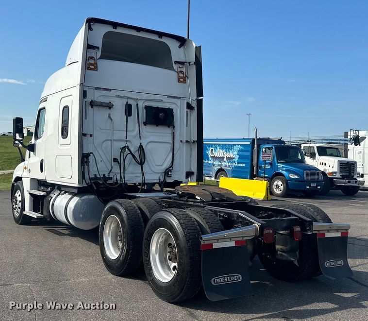 image for item LR9468 2017 Freightliner  Cascadia  semi truck