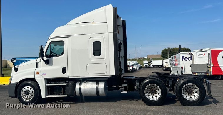 image for item LR9468 2017 Freightliner  Cascadia  semi truck