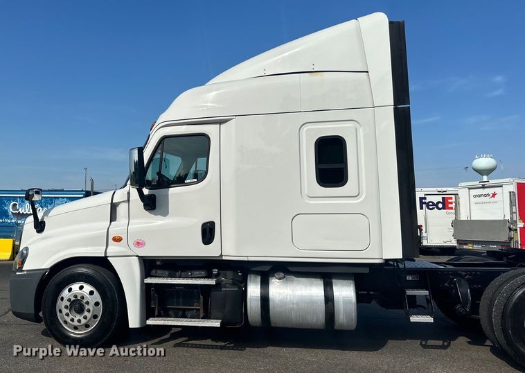 image for item LR9468 2017 Freightliner  Cascadia  semi truck
