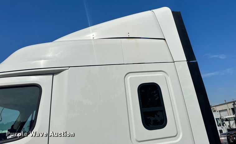 image for item LR9468 2017 Freightliner  Cascadia  semi truck