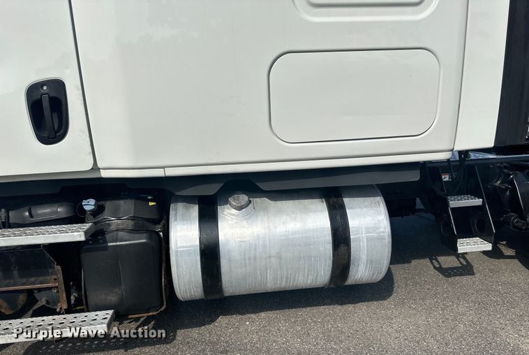 image for item LR9468 2017 Freightliner  Cascadia  semi truck