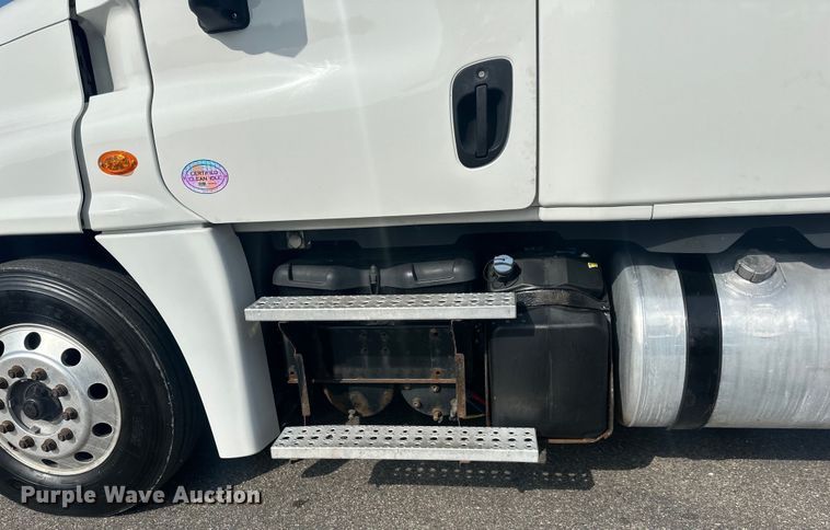 image for item LR9468 2017 Freightliner  Cascadia  semi truck