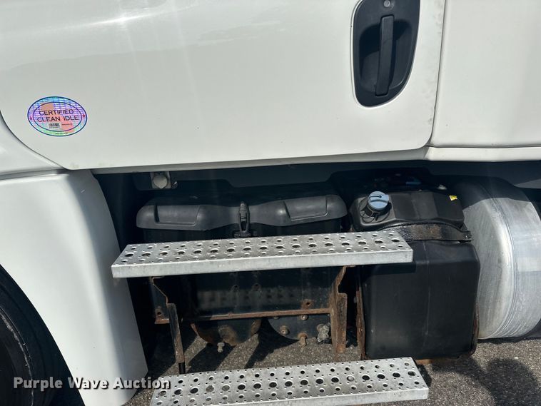 image for item LR9468 2017 Freightliner  Cascadia  semi truck