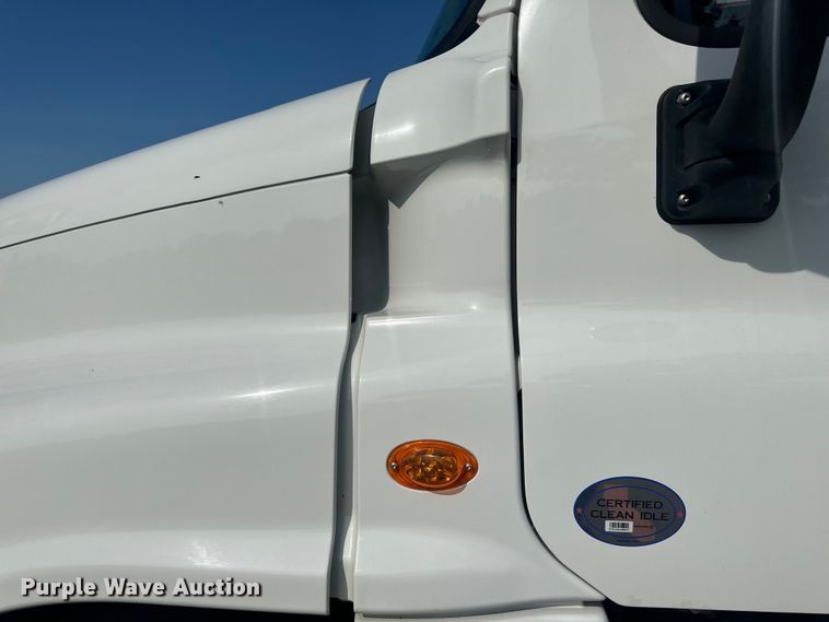 image for item LR9468 2017 Freightliner  Cascadia  semi truck