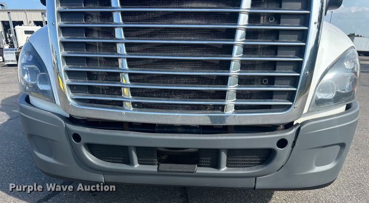 image for item LR9468 2017 Freightliner  Cascadia  semi truck