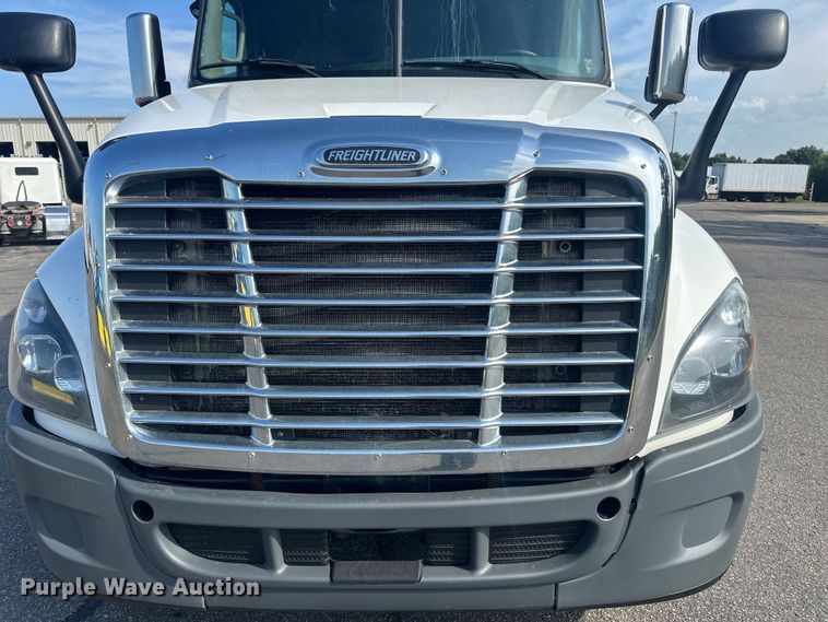 image for item LR9468 2017 Freightliner  Cascadia  semi truck