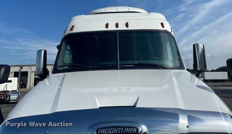 image for item LR9468 2017 Freightliner  Cascadia  semi truck