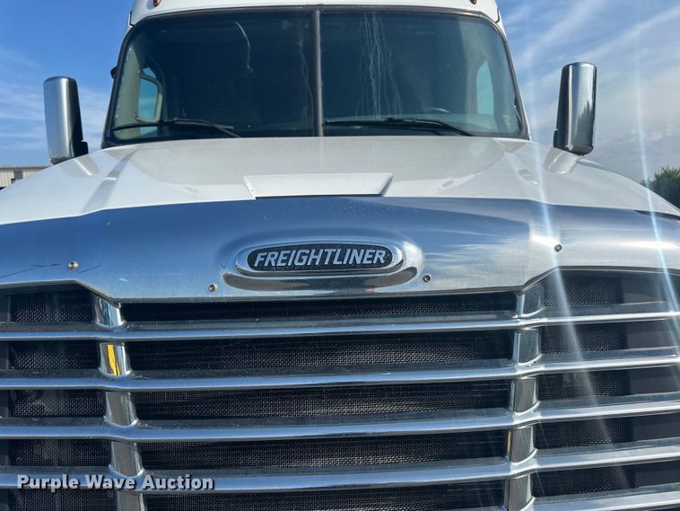 image for item LR9468 2017 Freightliner  Cascadia  semi truck