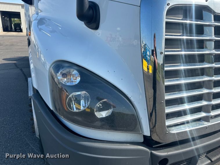 image for item LR9468 2017 Freightliner  Cascadia  semi truck