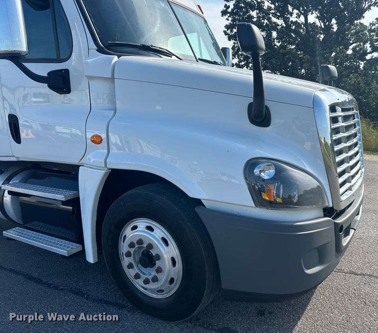 image for item LR9468 2017 Freightliner  Cascadia  semi truck