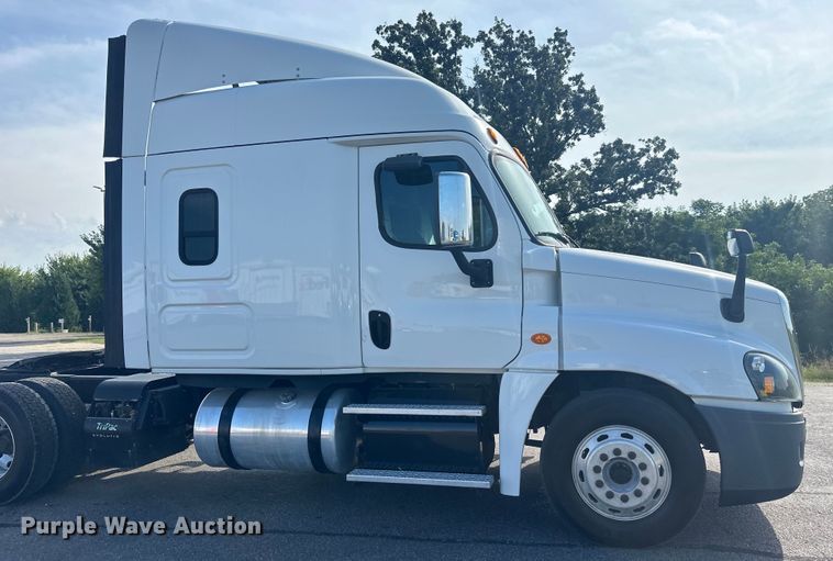 image for item LR9468 2017 Freightliner  Cascadia  semi truck